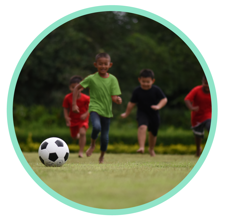 Niñas y niños jugando futbol
